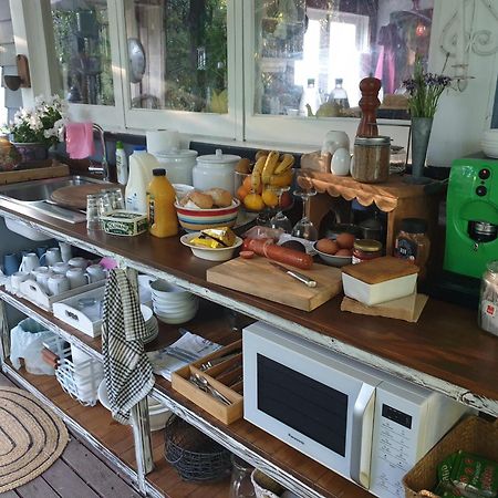 Cabins On Tudor Bed & Breakfast モトゥイーカ エクステリア 写真
