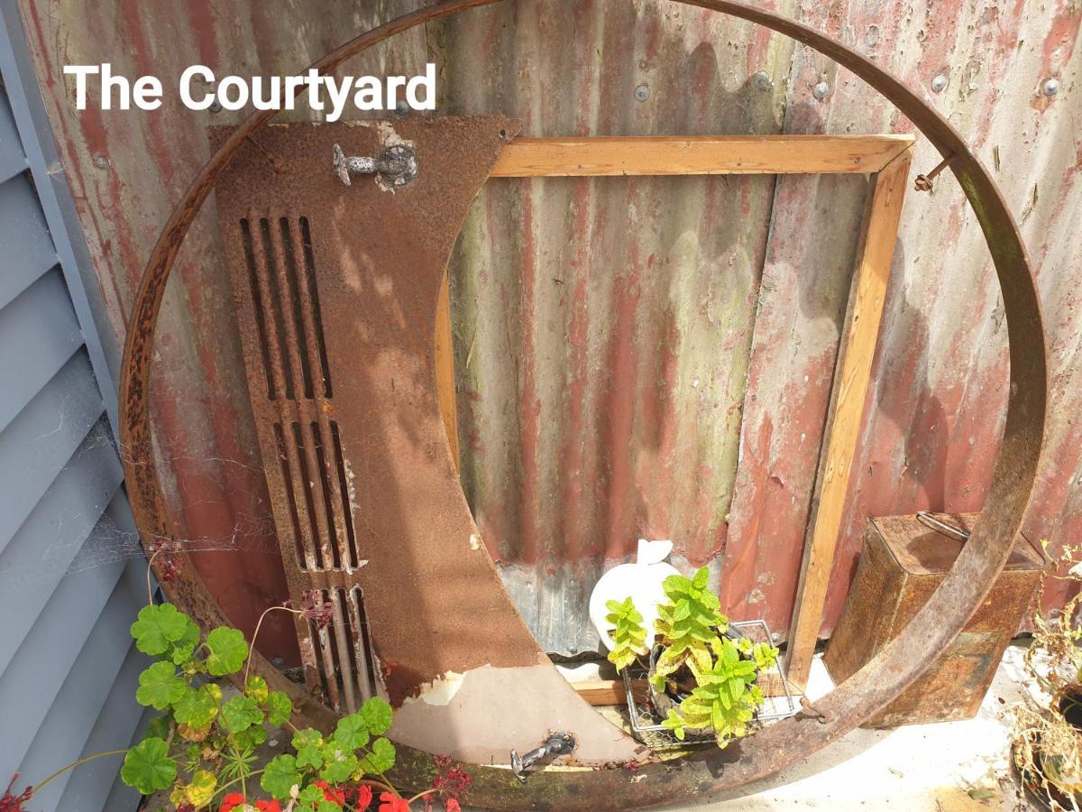 Cabins On Tudor Bed & Breakfast モトゥイーカ エクステリア 写真