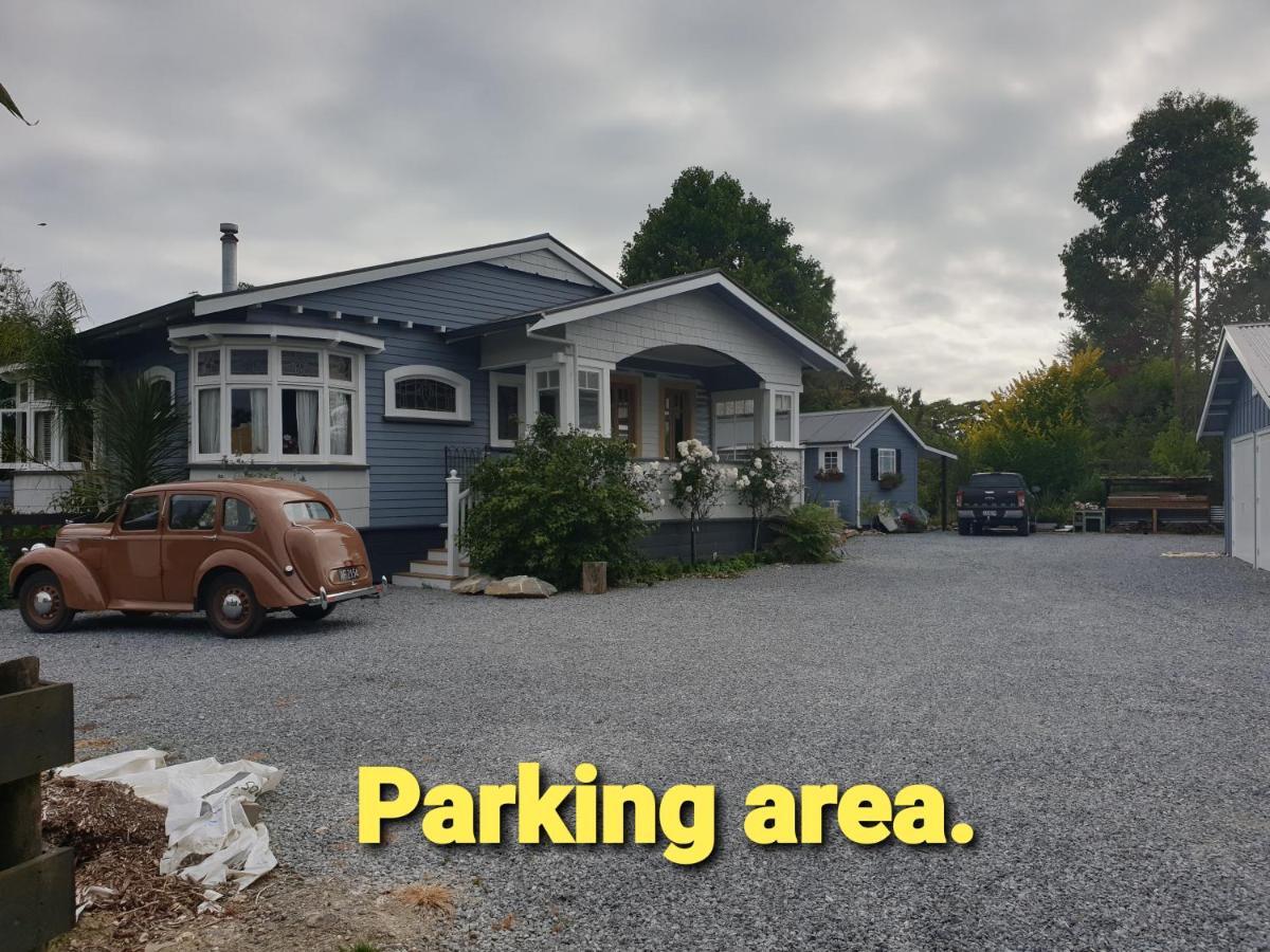 Cabins On Tudor Bed & Breakfast モトゥイーカ エクステリア 写真