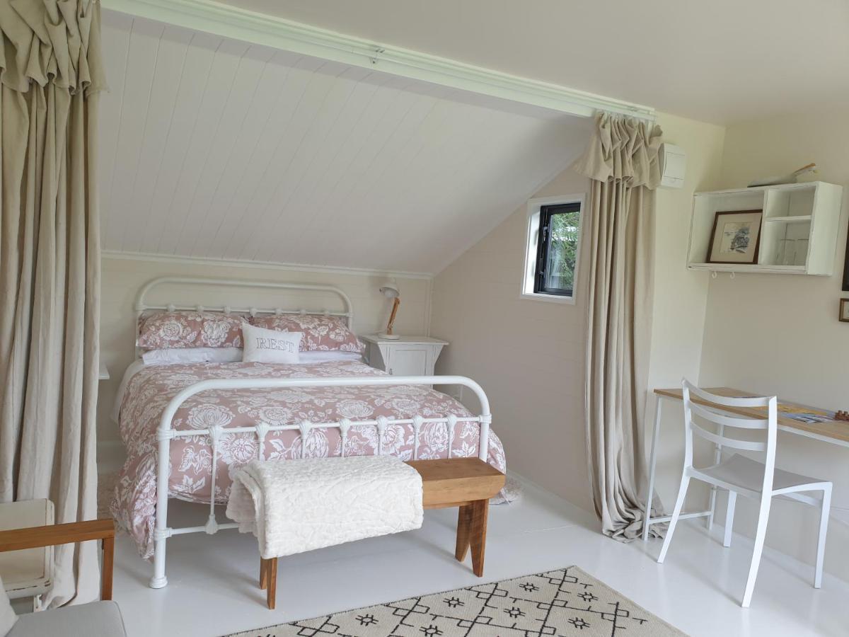 Cabins On Tudor Bed & Breakfast モトゥイーカ エクステリア 写真