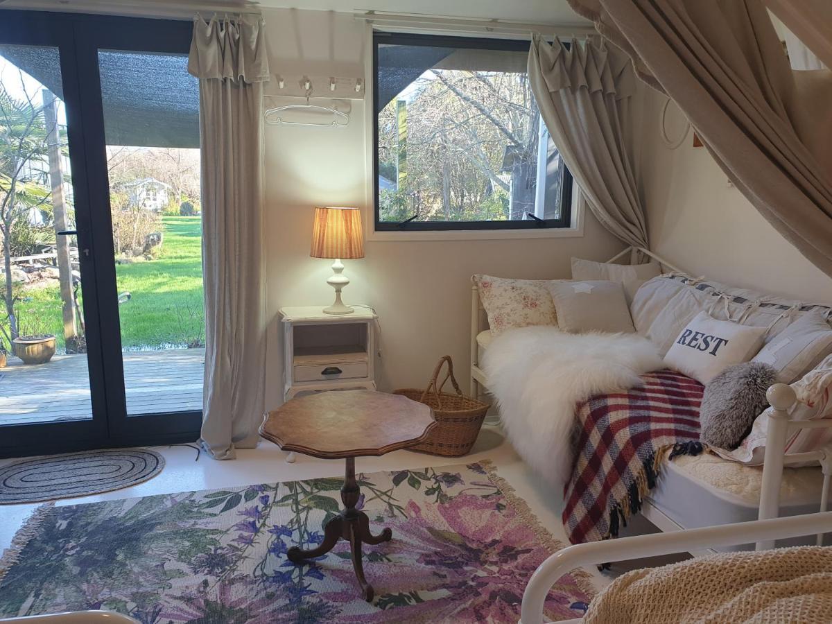 Cabins On Tudor Bed & Breakfast モトゥイーカ エクステリア 写真