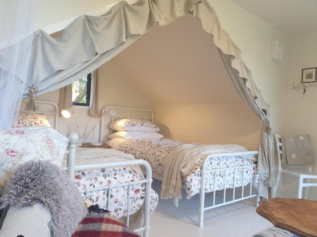 Cabins On Tudor Bed & Breakfast モトゥイーカ エクステリア 写真