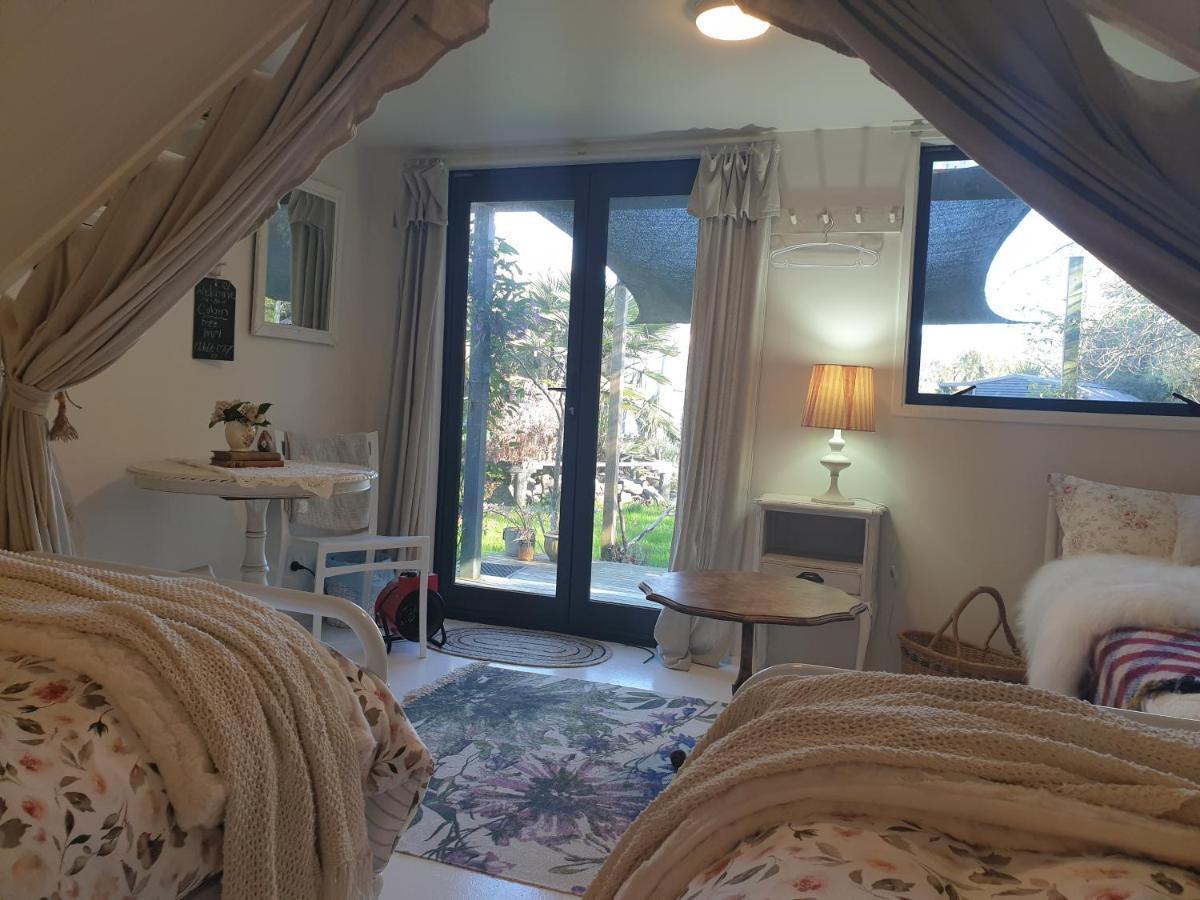 Cabins On Tudor Bed & Breakfast モトゥイーカ エクステリア 写真