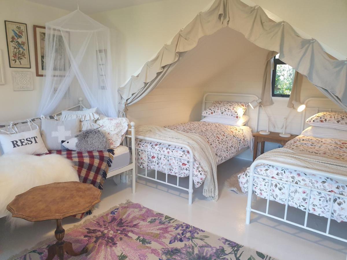 Cabins On Tudor Bed & Breakfast モトゥイーカ エクステリア 写真