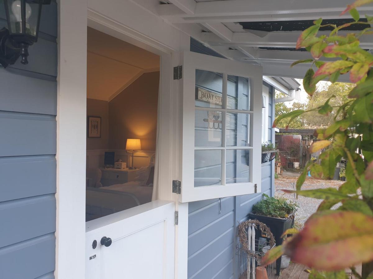 Cabins On Tudor Bed & Breakfast モトゥイーカ エクステリア 写真
