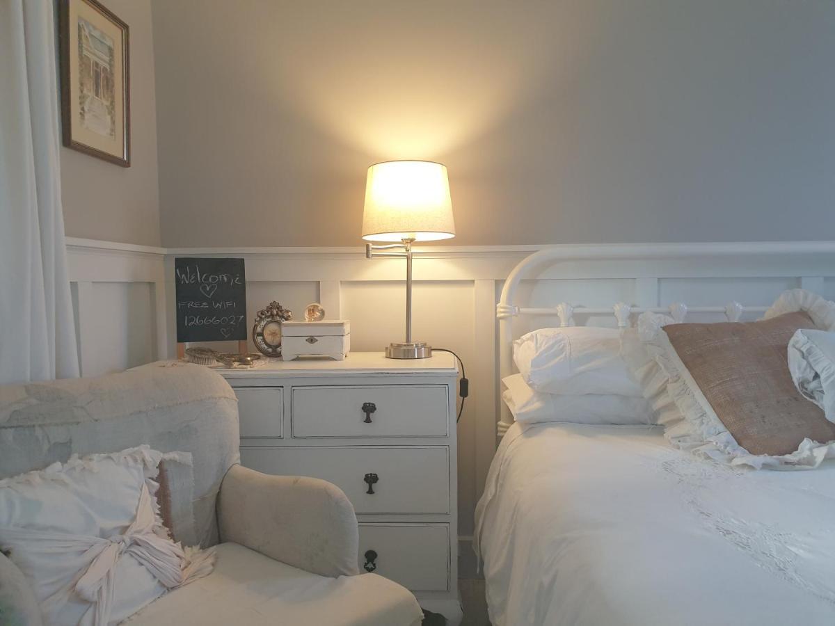 Cabins On Tudor Bed & Breakfast モトゥイーカ エクステリア 写真