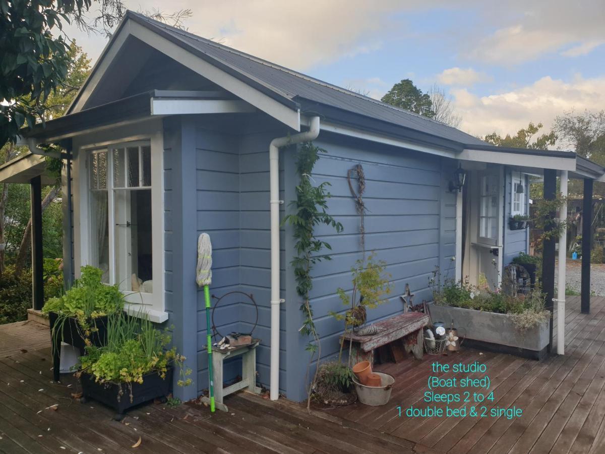 Cabins On Tudor Bed & Breakfast モトゥイーカ エクステリア 写真