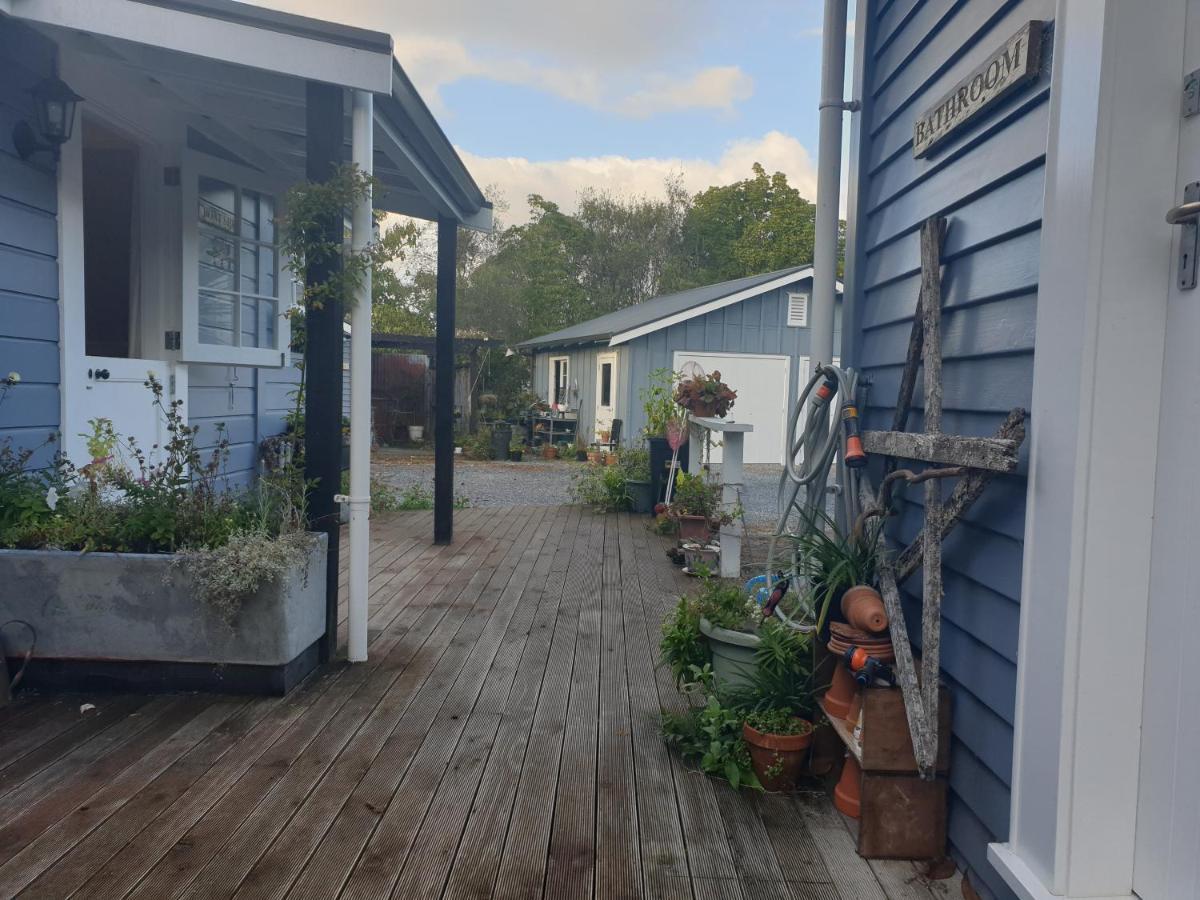 Cabins On Tudor Bed & Breakfast モトゥイーカ エクステリア 写真