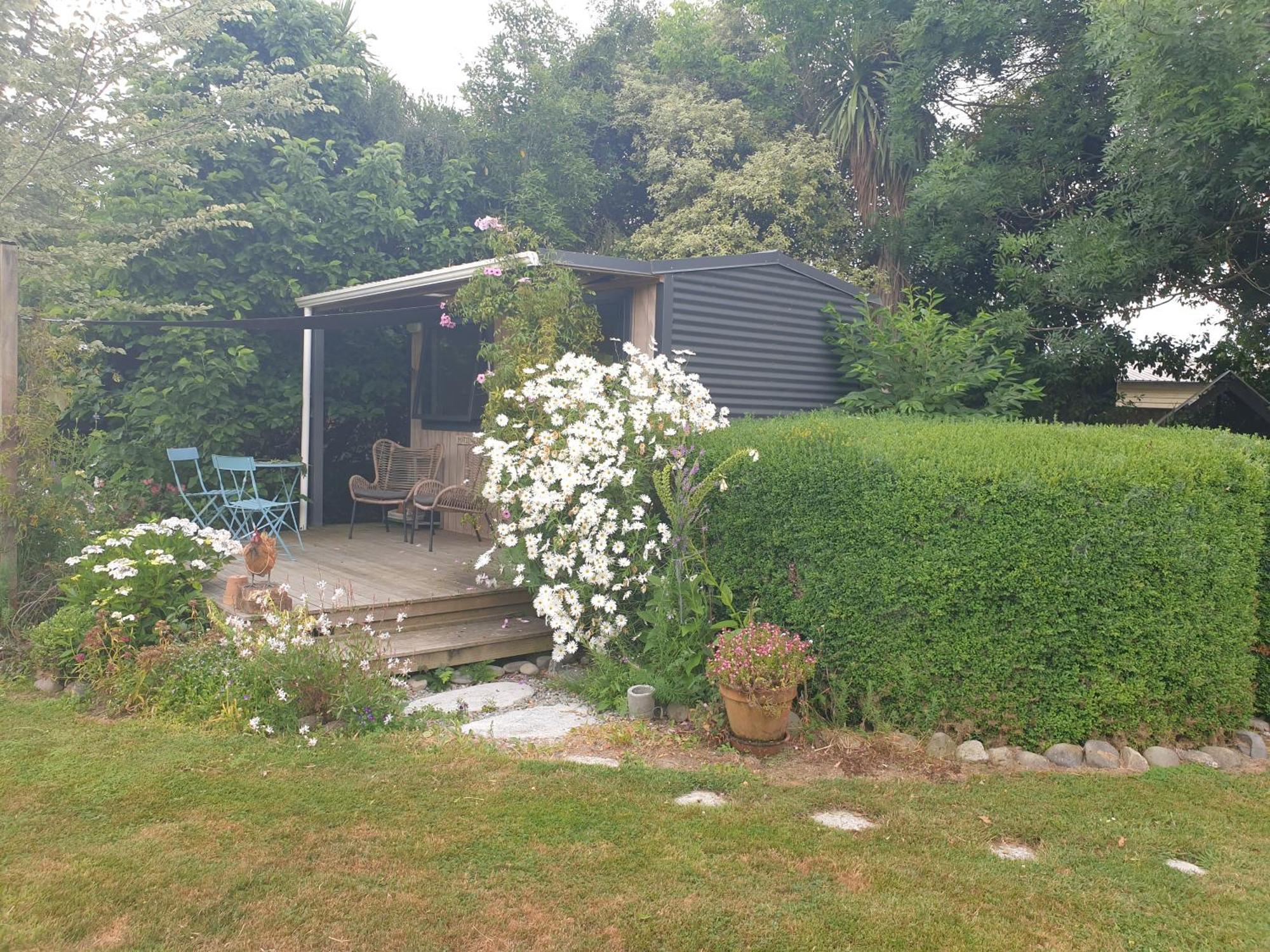 Cabins On Tudor Bed & Breakfast モトゥイーカ エクステリア 写真