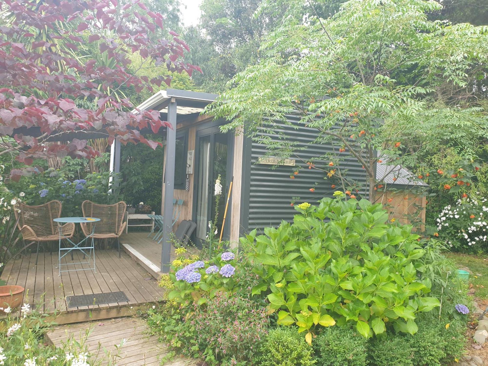 Cabins On Tudor Bed & Breakfast モトゥイーカ エクステリア 写真